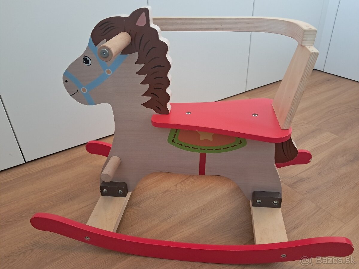 Dreveny hojdaci konik