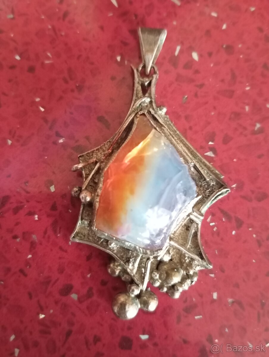 Prívesok s opálom