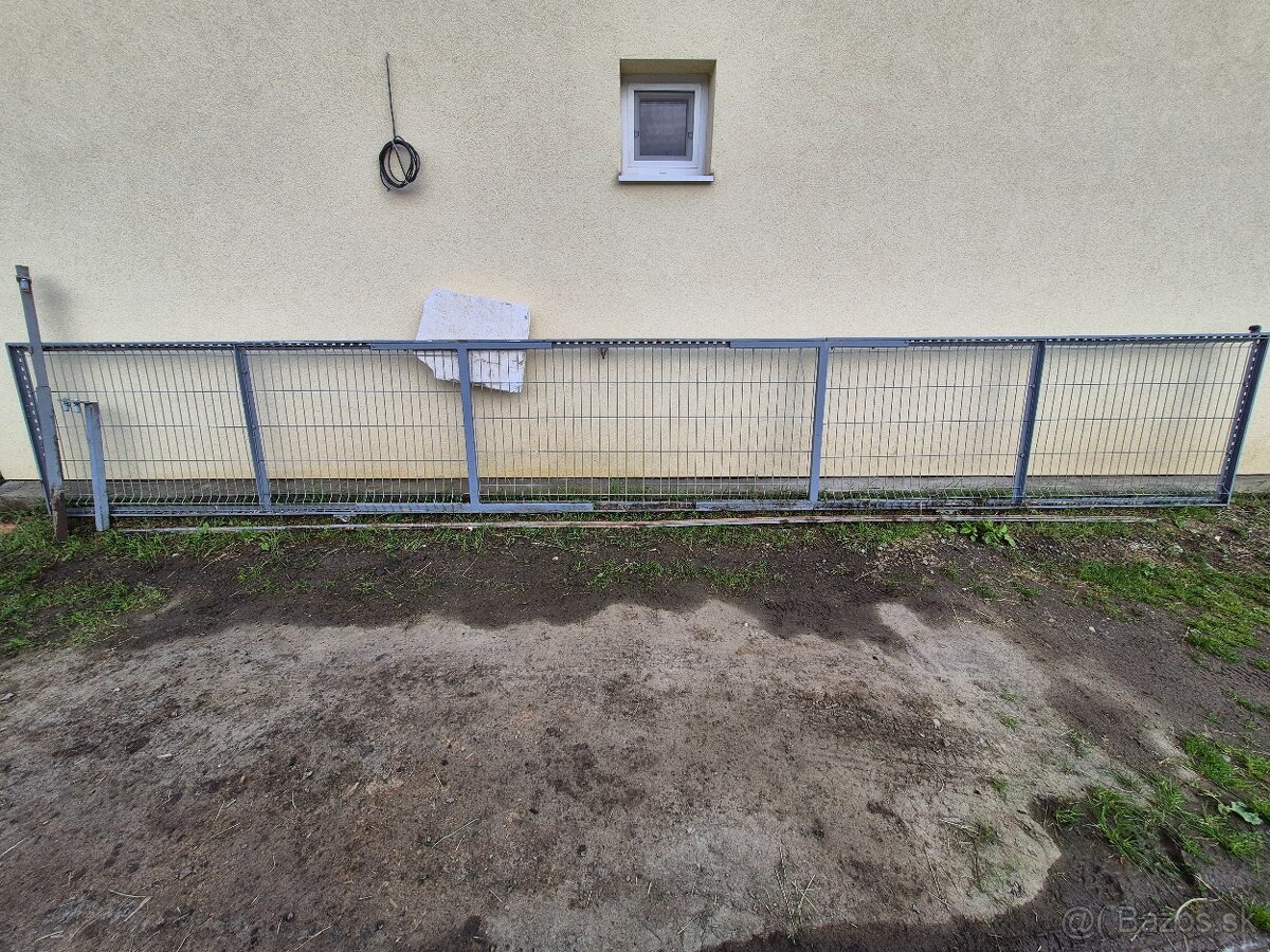 Posuvná brána na kolieskach