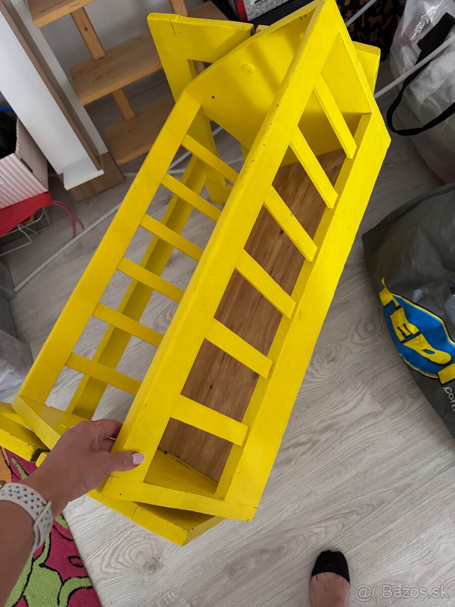 Detská drevená hojdacia postielka