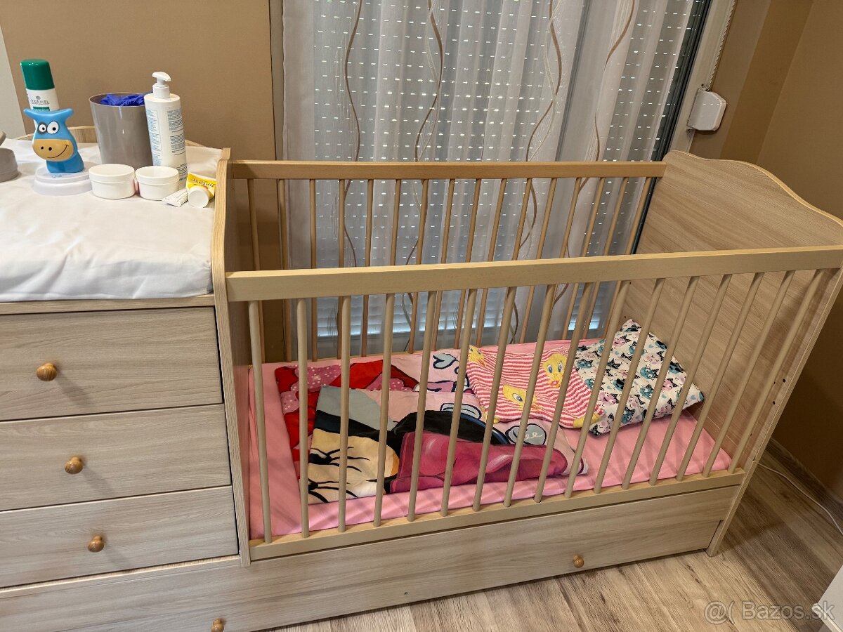 Detska postielka s prebalovacím pultom