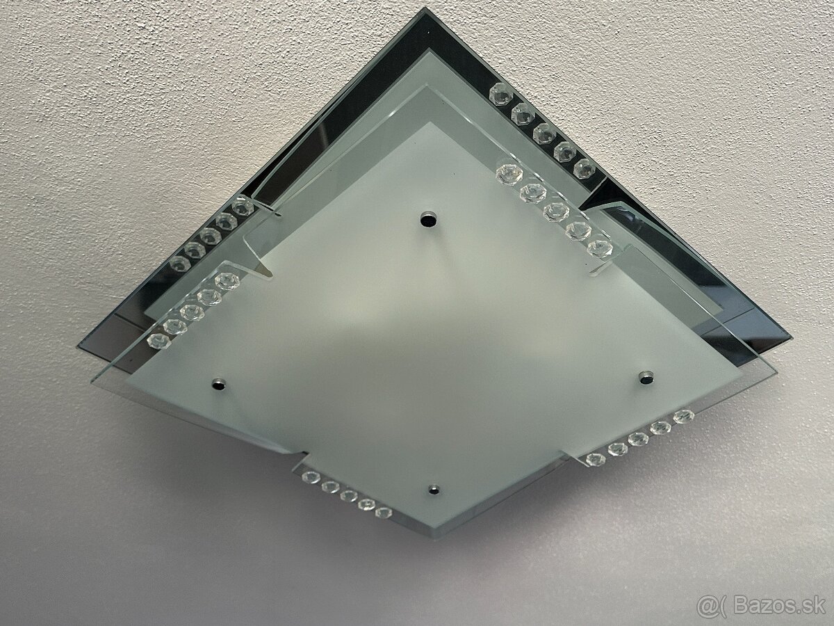 Stropné alebo nástenné svietidlá