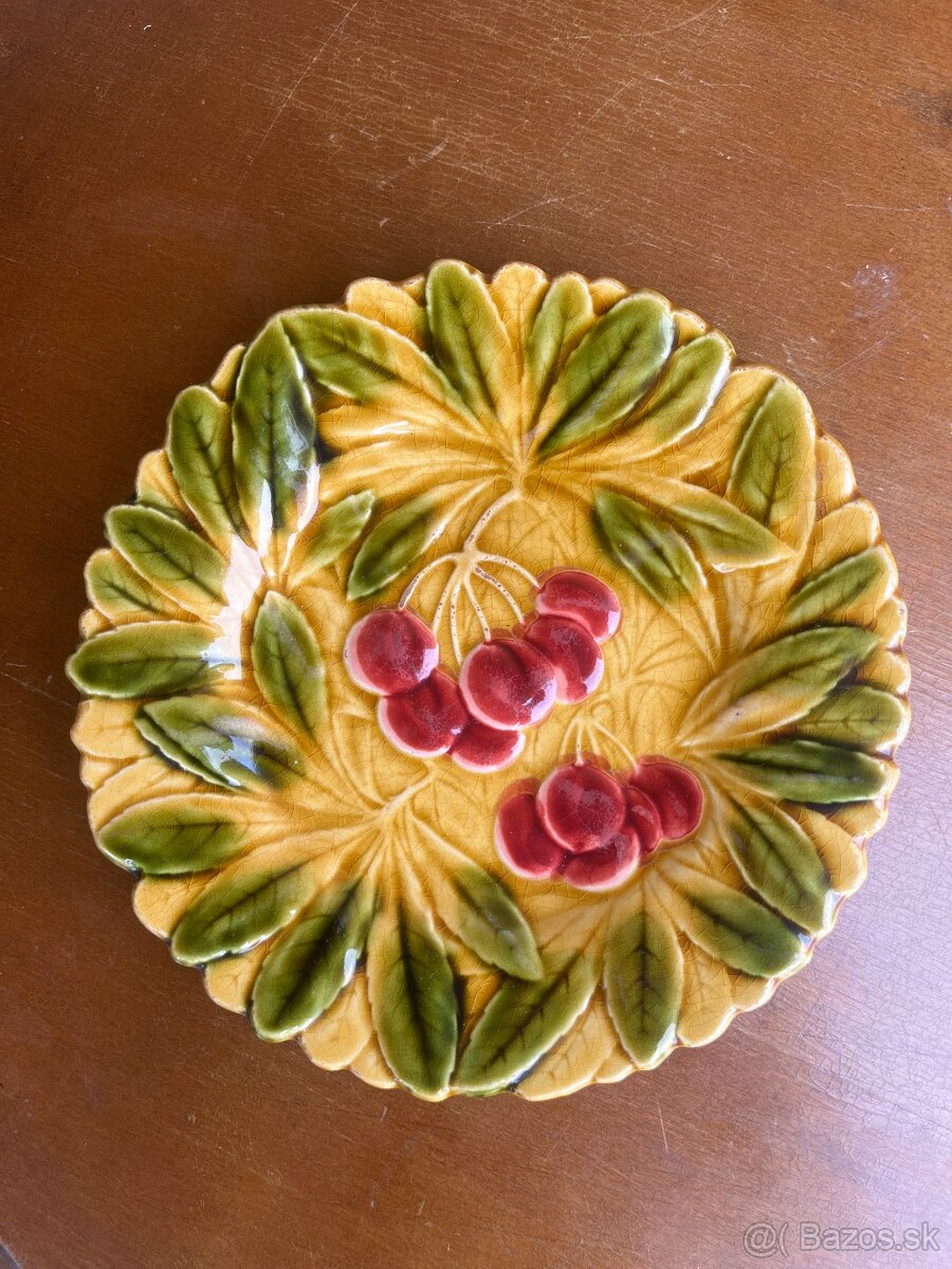 Starý kameninový závesný tanier