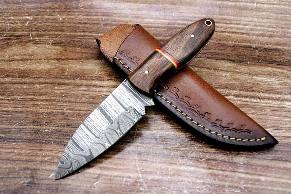 17/ Damaškový lovecký nôž.