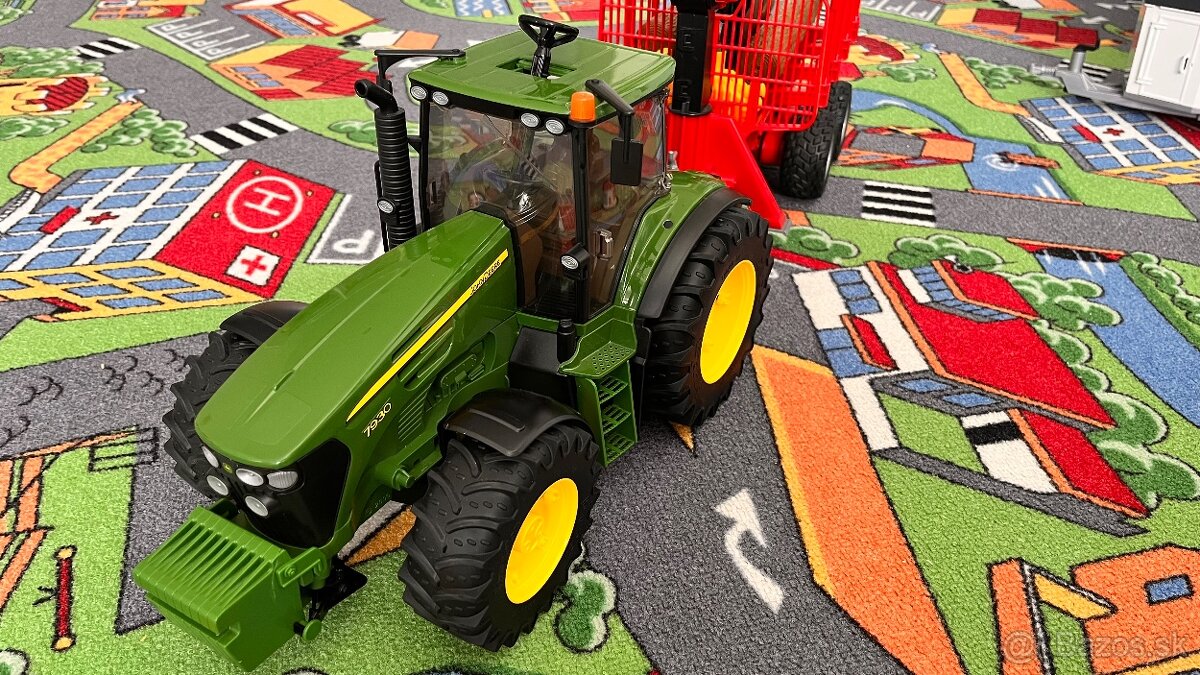 Bruder Traktor Johne Deere s vlečkou