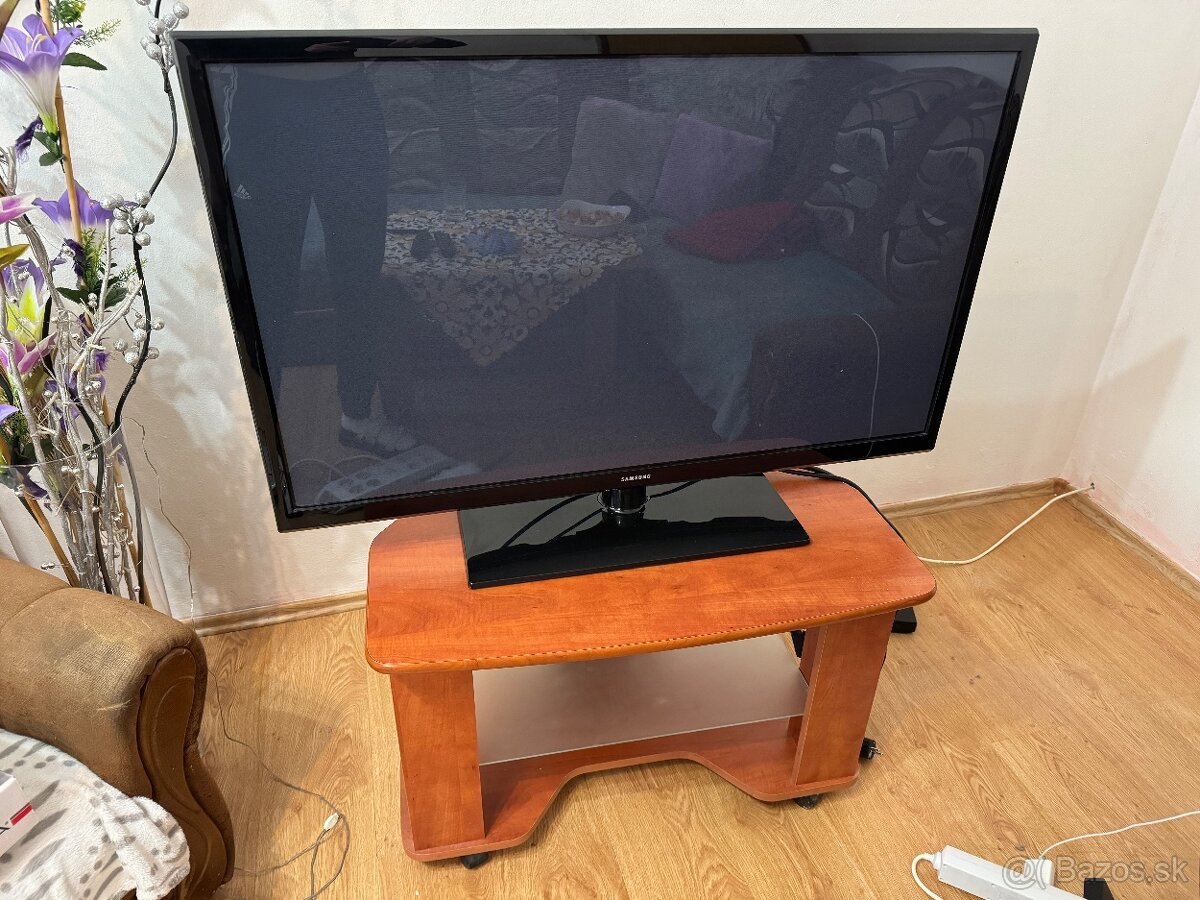 Samsung TV + stolík
