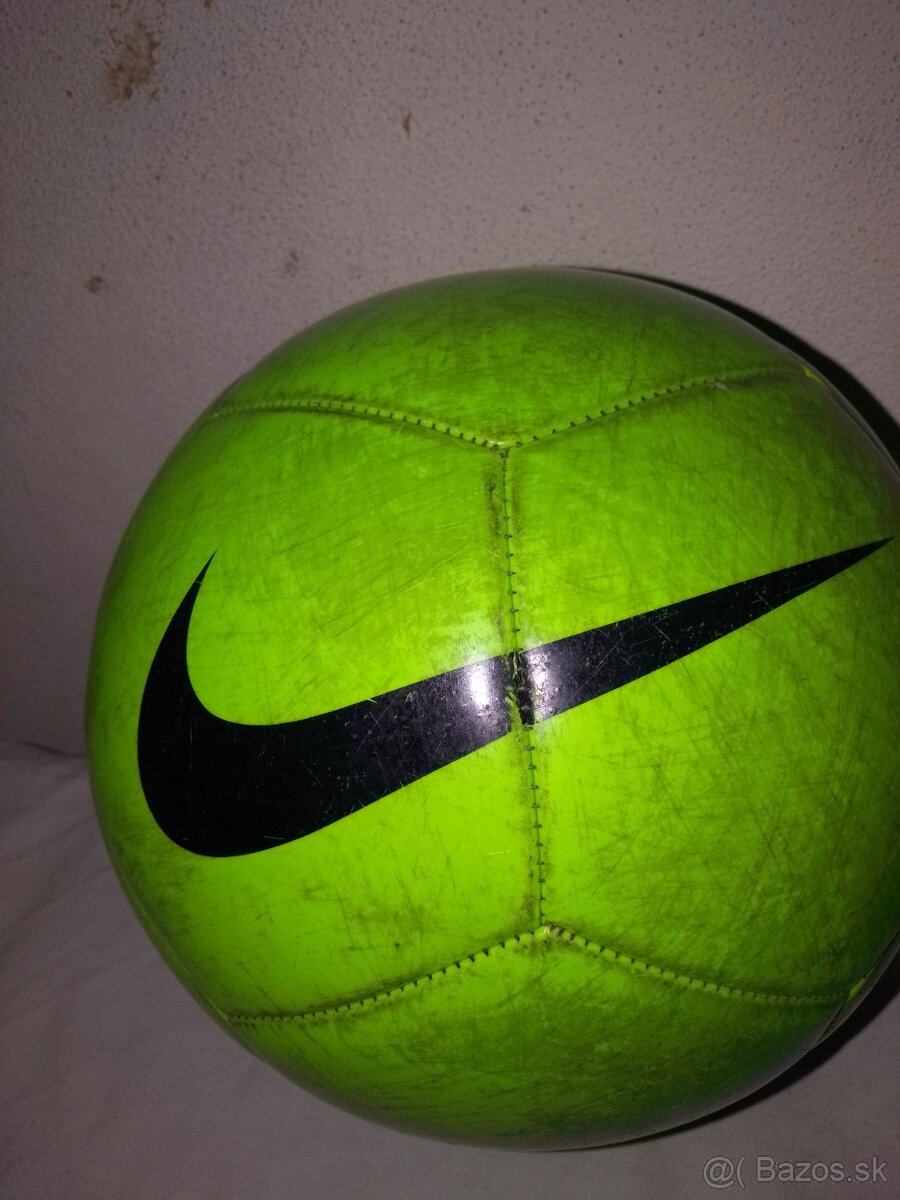 Futbalová lopta nike pitch team zelená