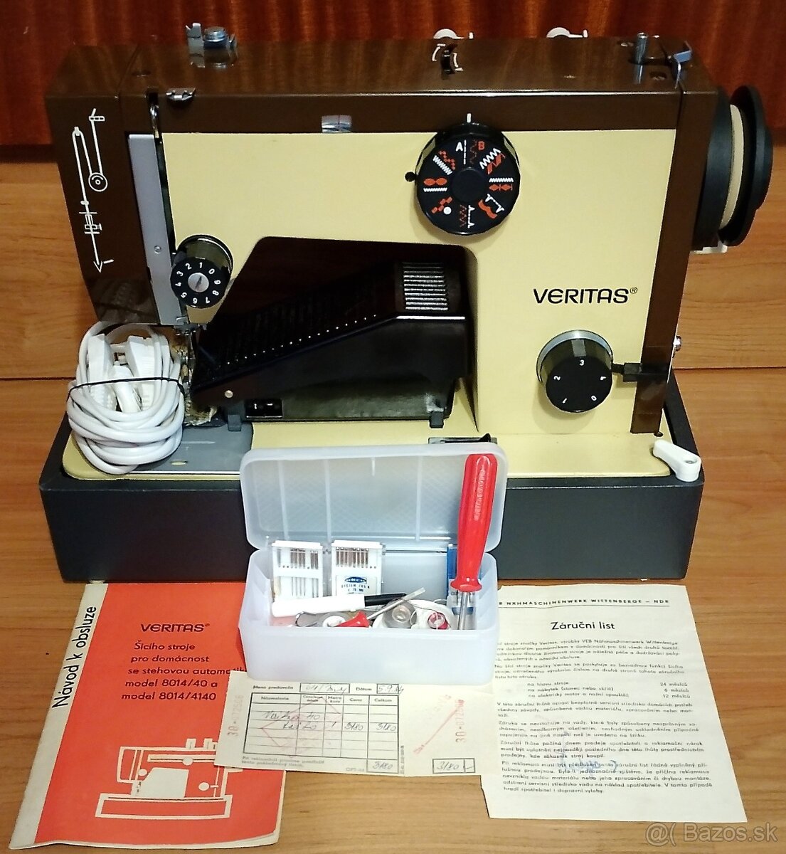 Šijací stroj značky Veritas.