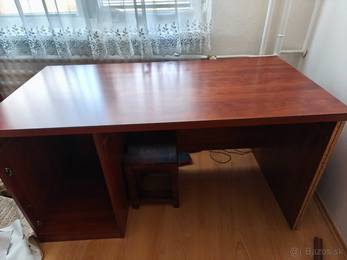 Písací stôl
