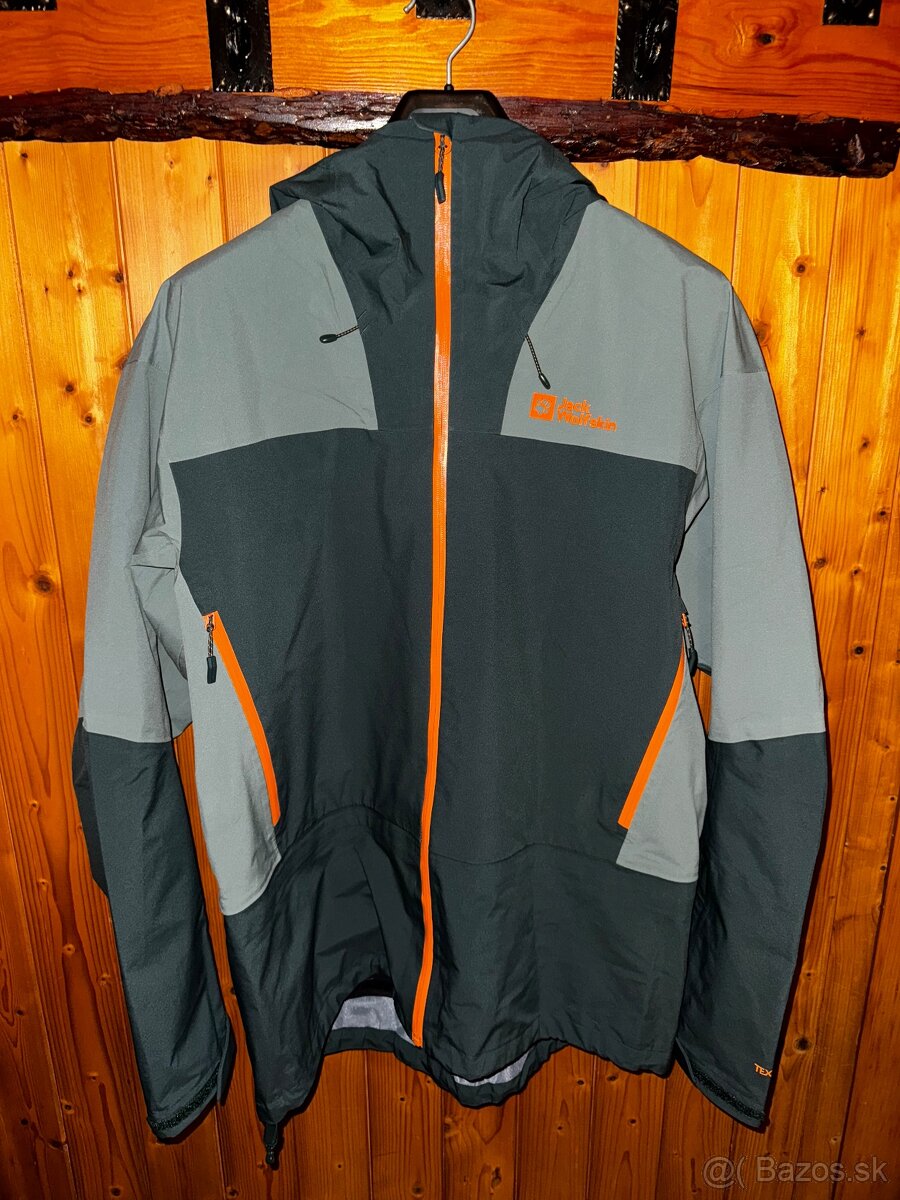 Turistická outdoorová bunda