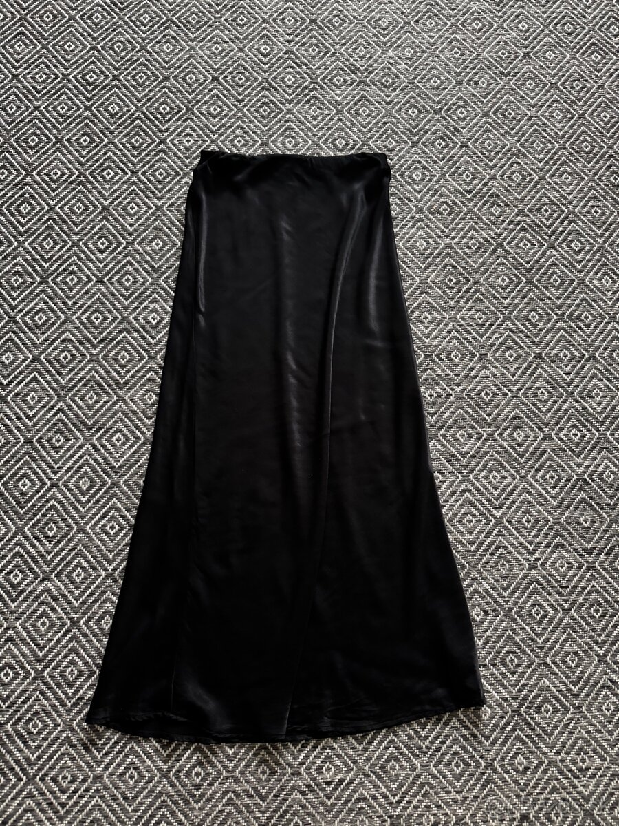 H&M satenova sukna S