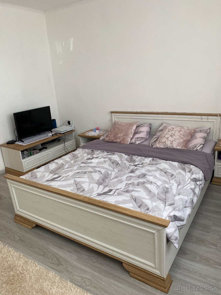 Manželská posteľ + nočné stolíky + stolík pod TV