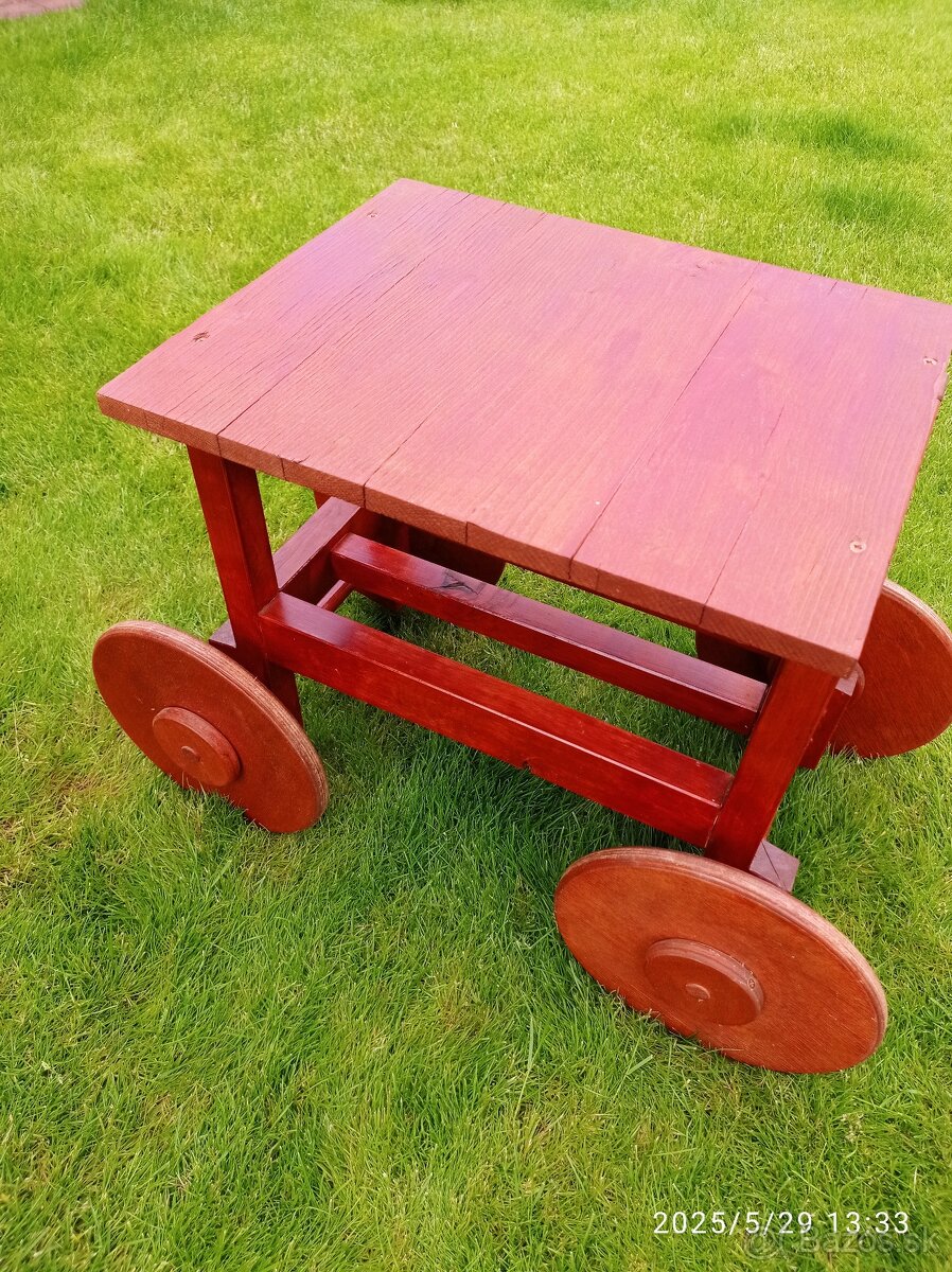Retro drevený vozík stolík