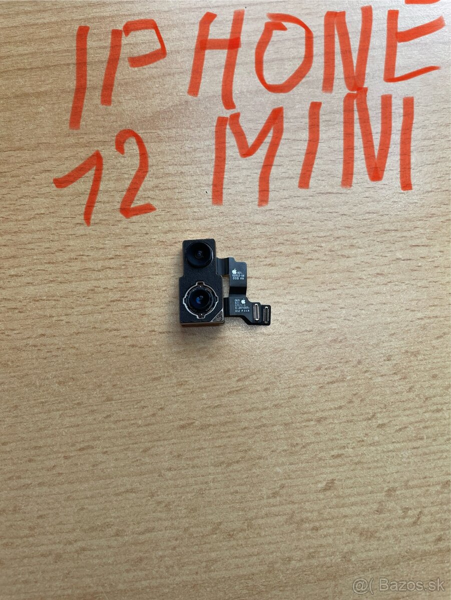 Zadná kamera z iphonu 12 toho malého