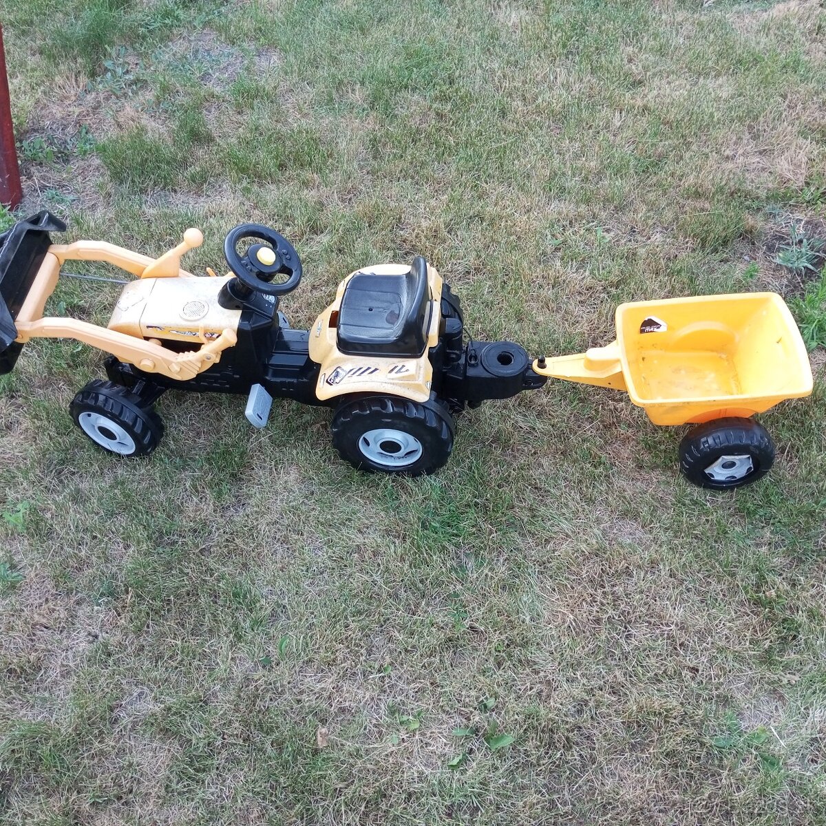 Šľapací traktor s radlicou a vlečkou
