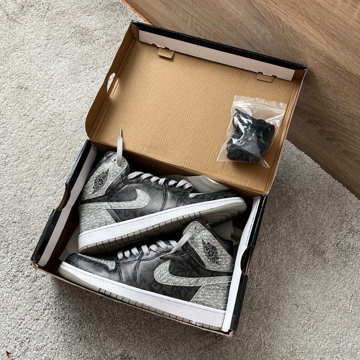 Predám Nike Air Jordan 1 High OG "Rebellionaire" 43