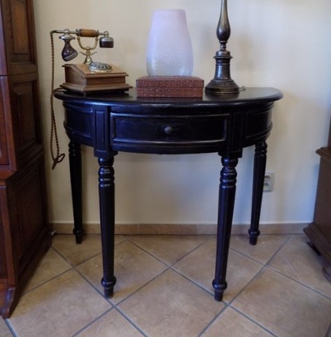 Elegantný polkruhový stolík - konzola