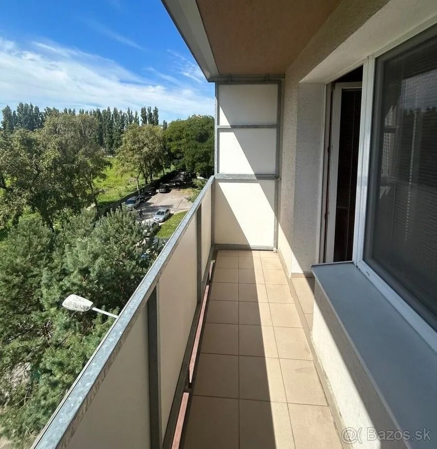 Svetlý, výborne riešený 2-izbový byt s loggiou v obľúbenej S