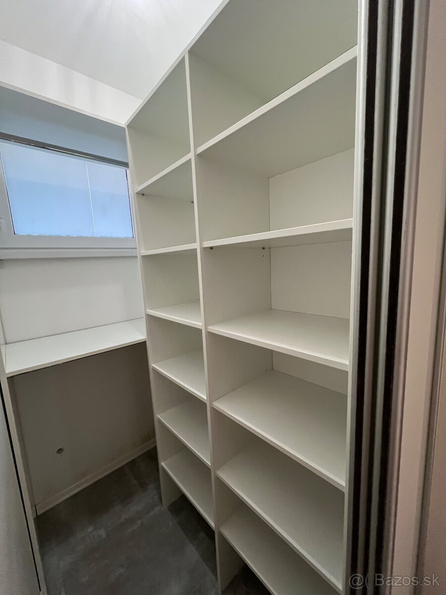 Šatník aj s posuvom