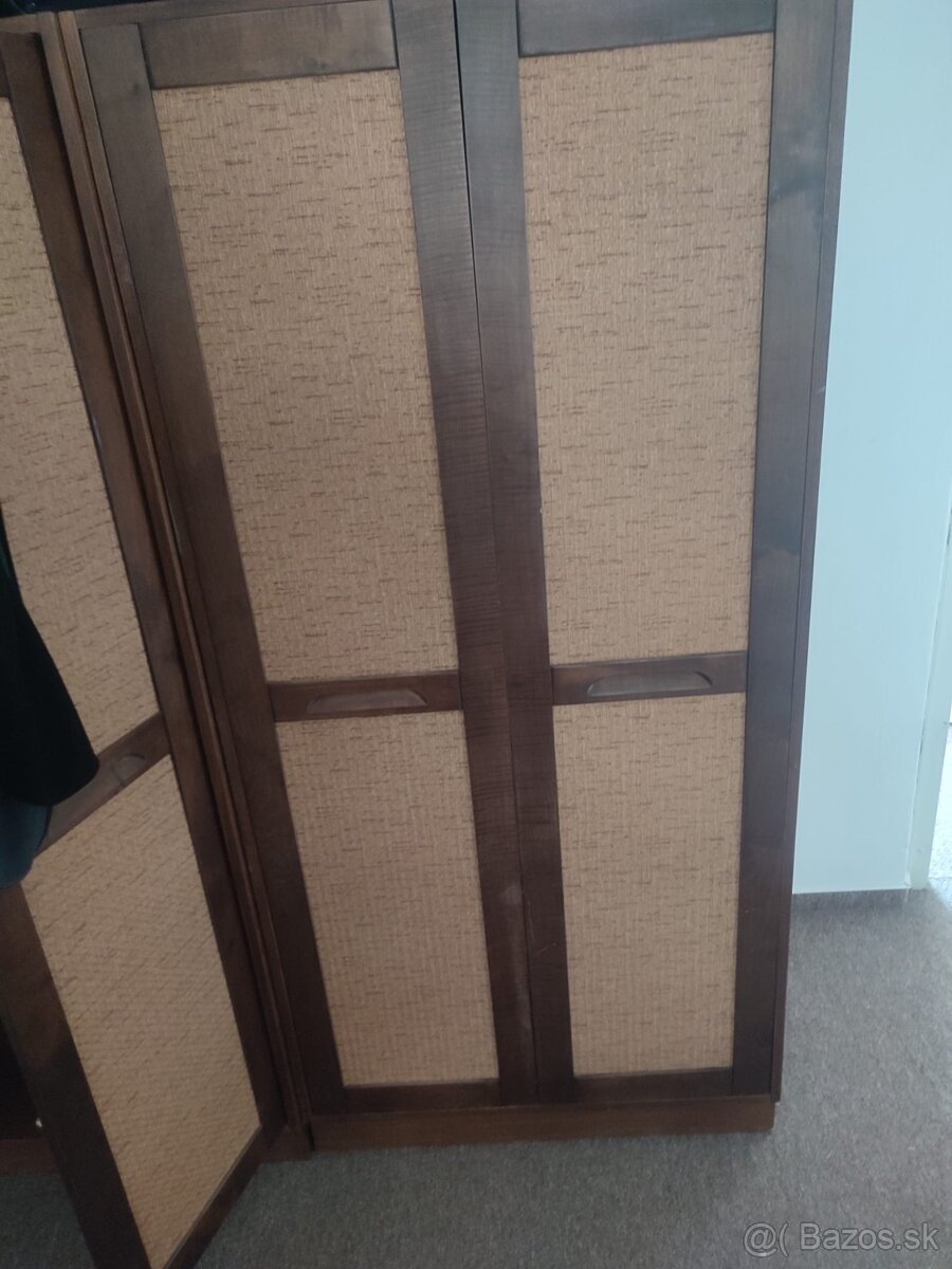 Veľká skriňa s výpletou – 30 €