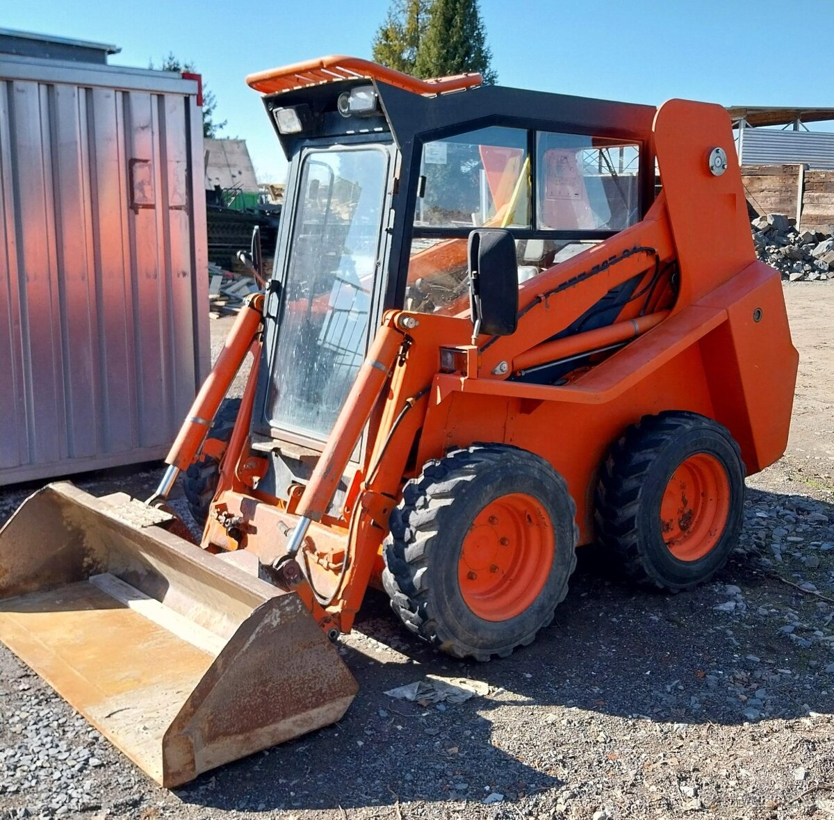 LOCUST L 753 nakladač smykový