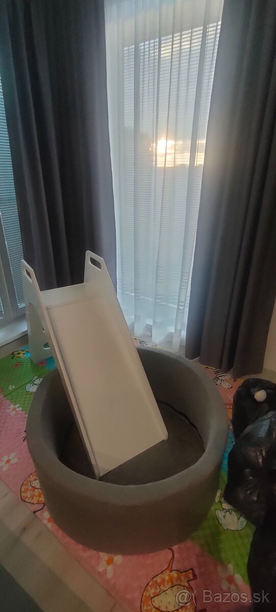 Šmýkačka s bazénom