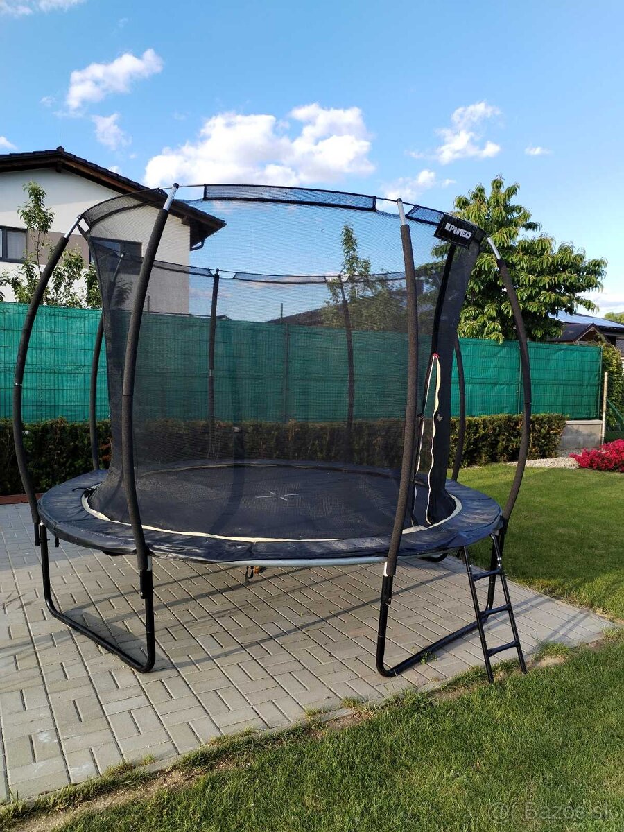 Trampolona