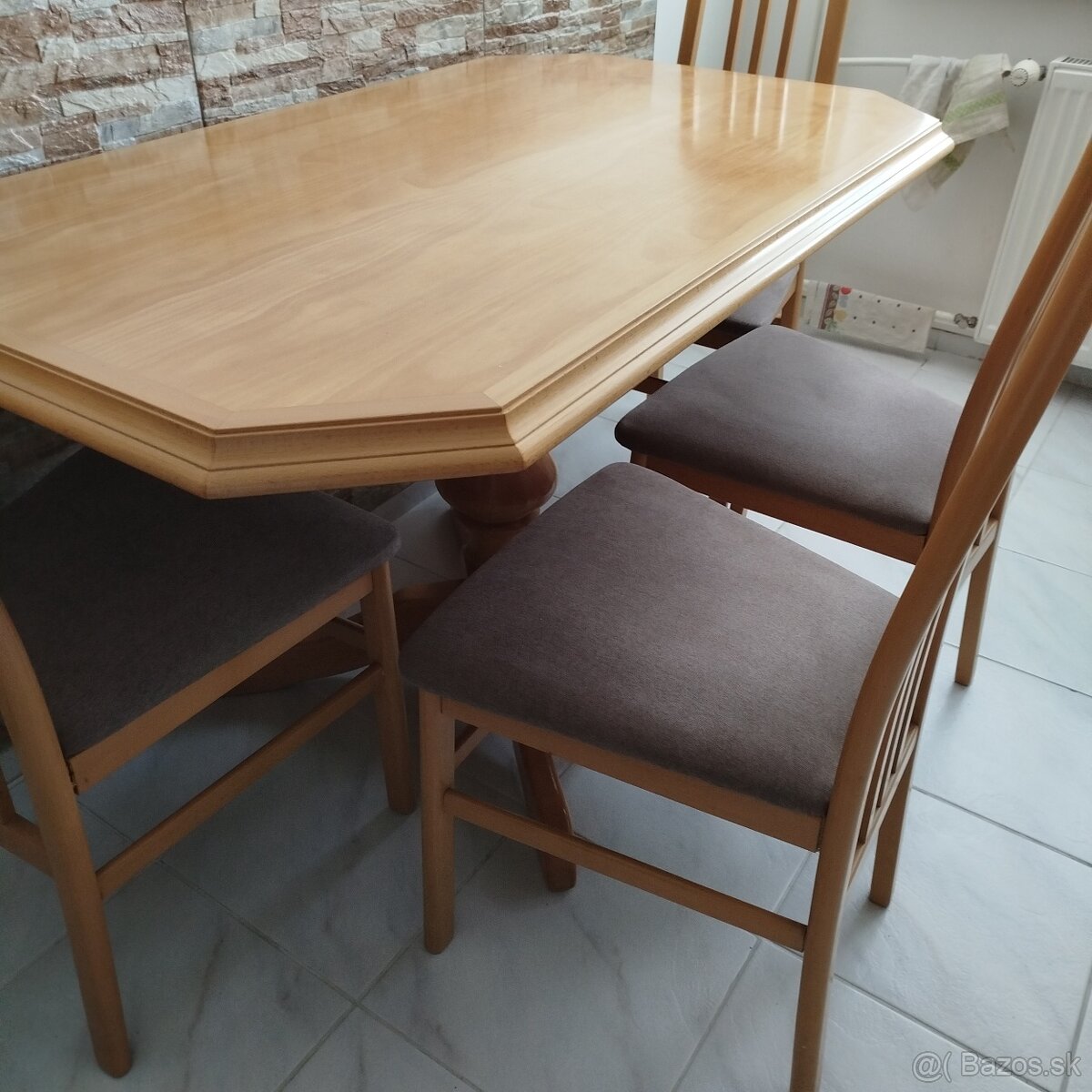 Kuchynský stôl a 4 stoličky