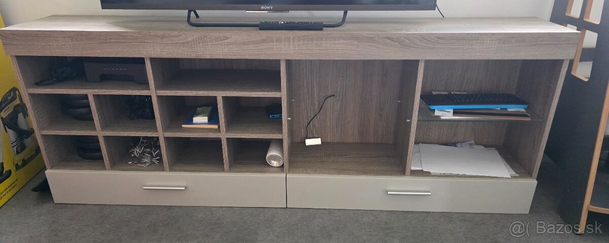 Skrinka pod TV