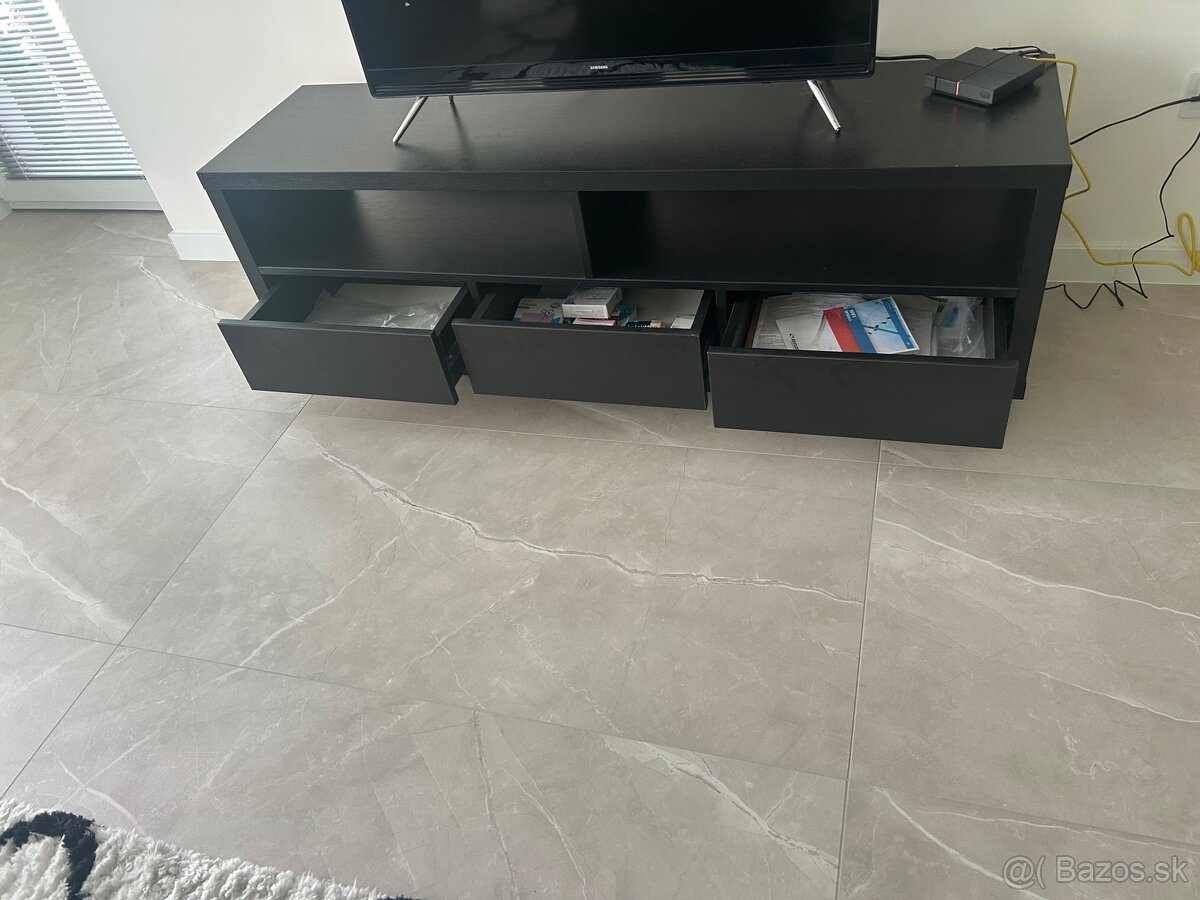 Predám konferenčný stôl a stolik pod TV z Massivu