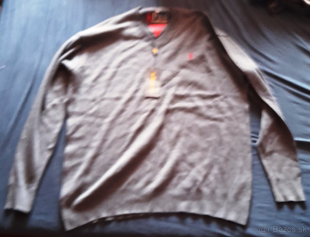 Predám úplne nové nepoužívané svetre veľkosť XXL: 1. Polo 2.