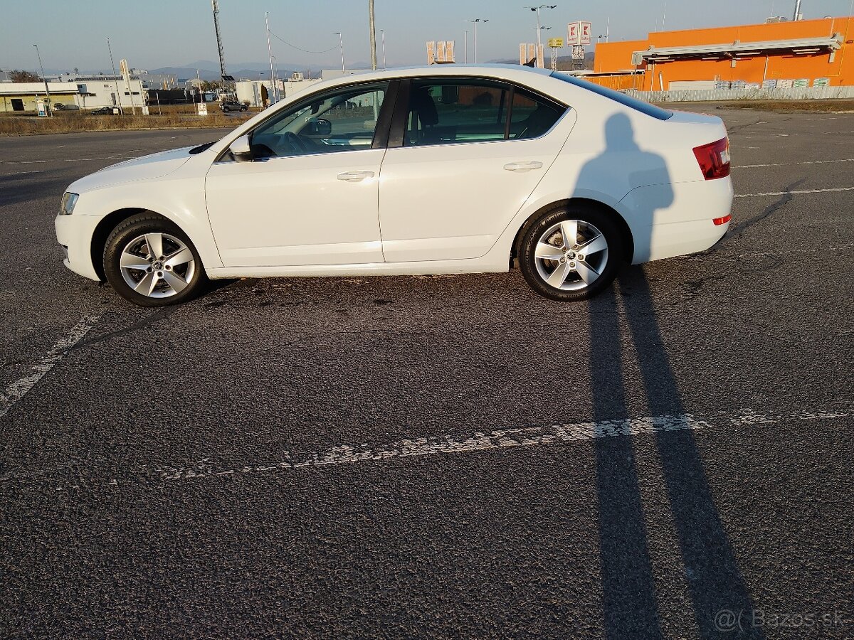 Octavia 1.6 TDI sedan perleť NAVI Vyhrev vzadu