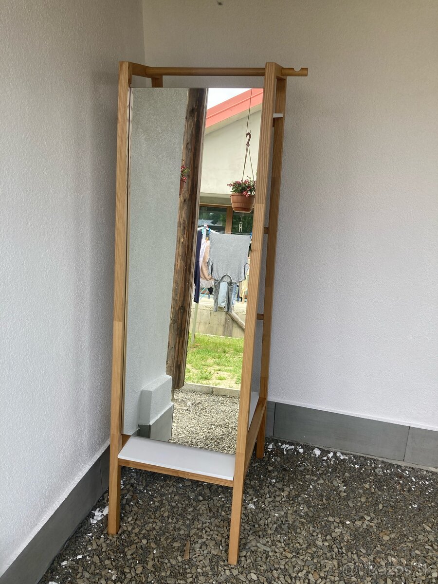Vešiaková stena so zrkadlom