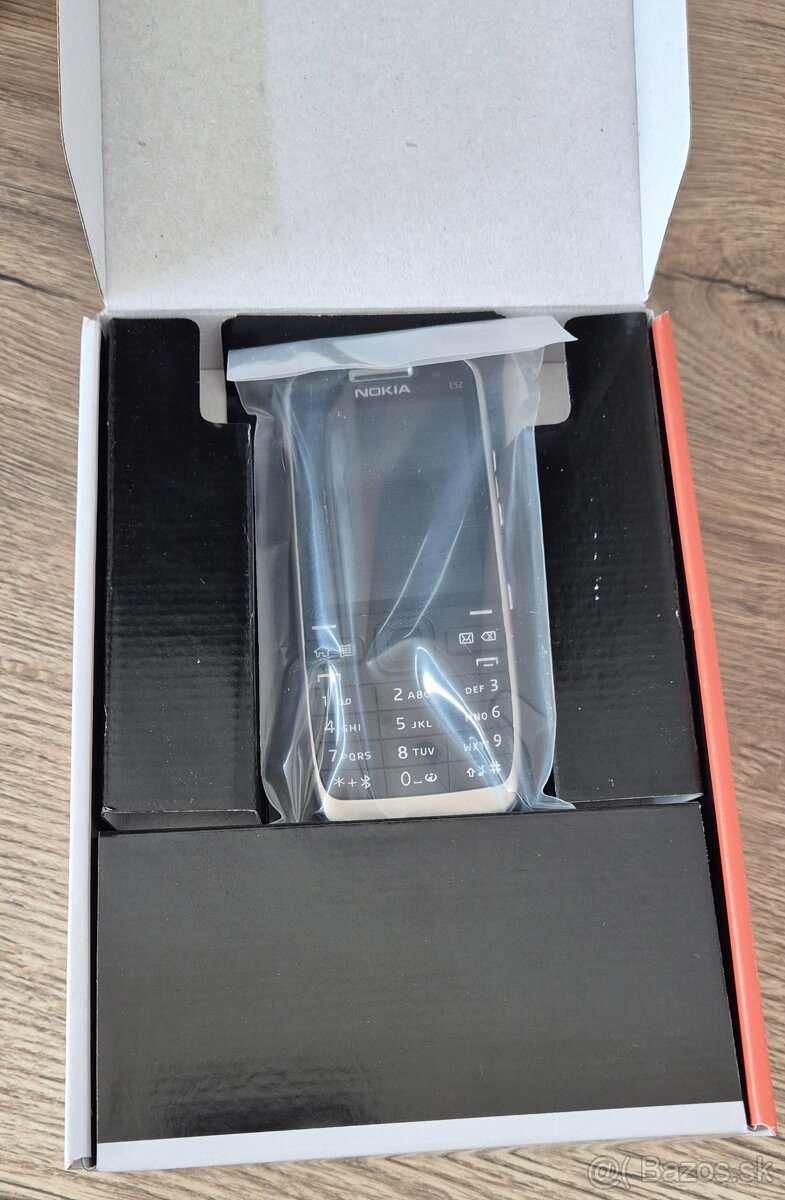 Nokia e52 - cierna - ako nova