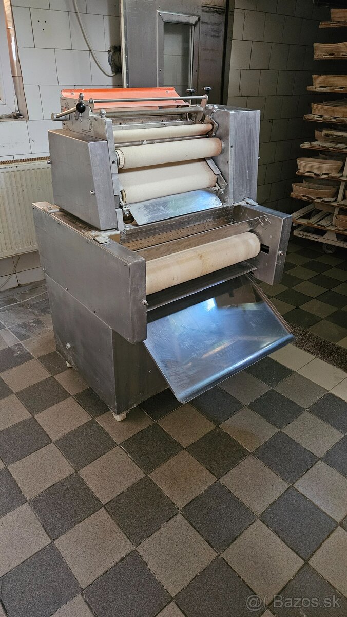 Rohlikovací stroj universum 50/70