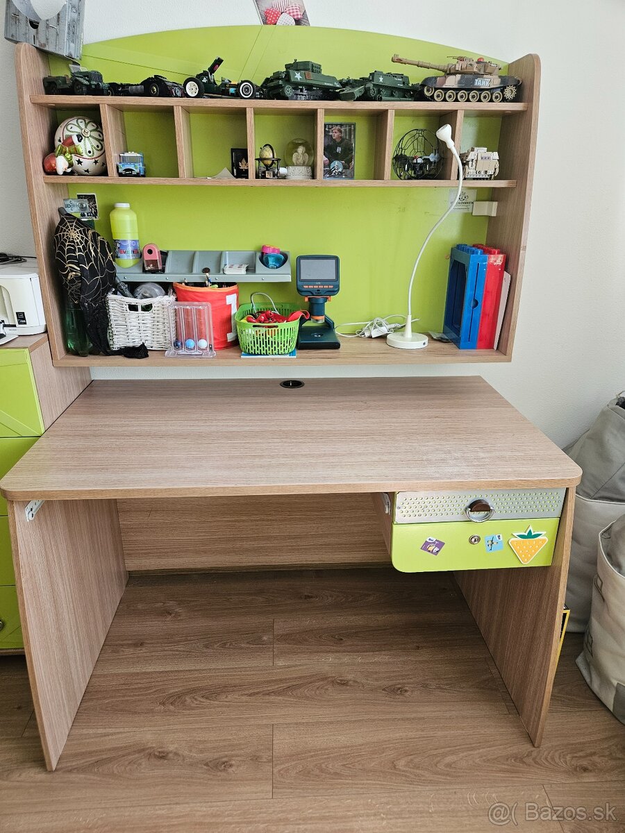 Krásny písací stôl CILEK