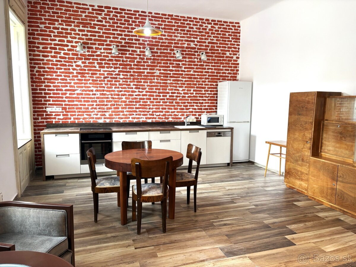 Staromestský 2-izb.byt s parkovacím miestom, Nitra, centrum