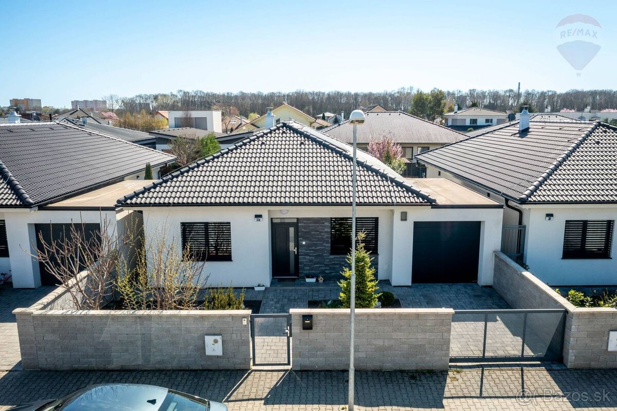 4 - izbová novostavba - bungalov s garážou na pozemku 422 m2