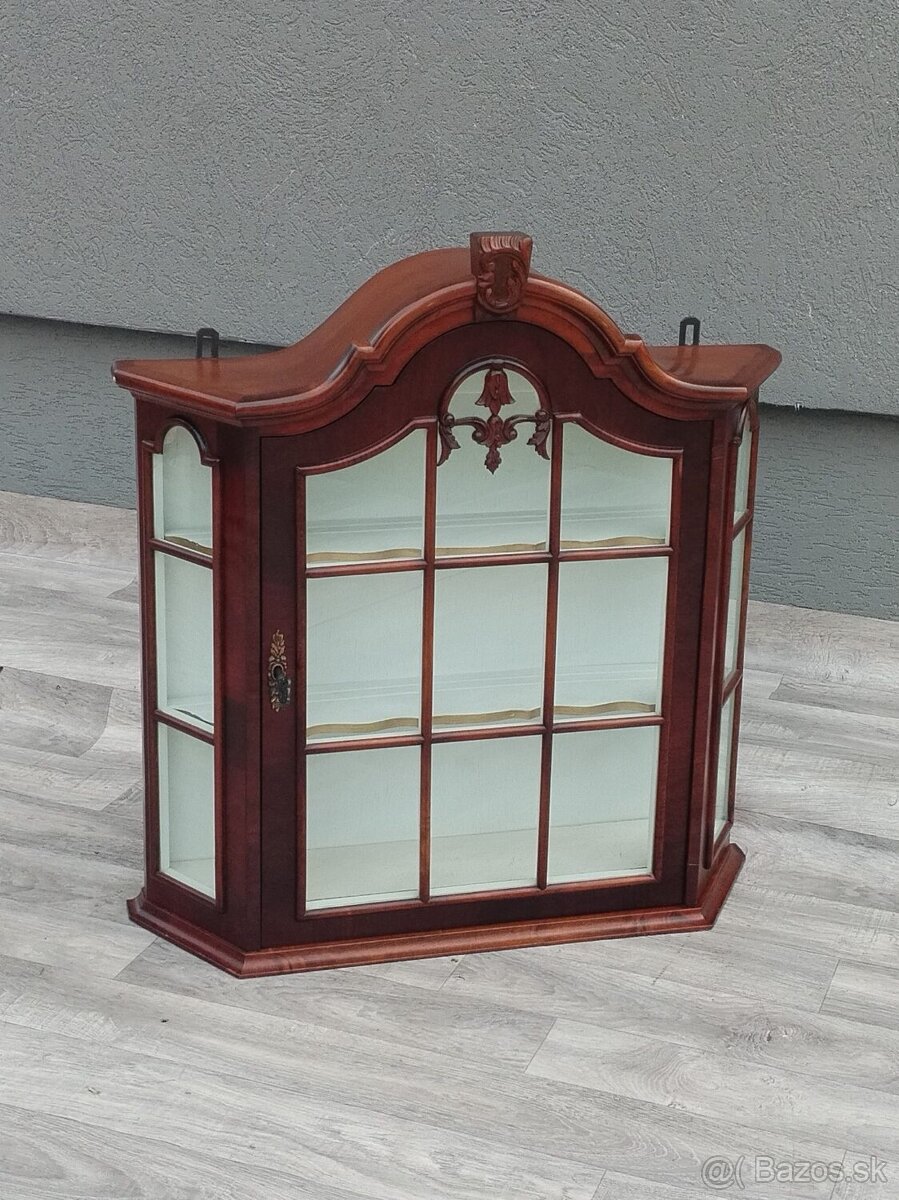 Vitrína nástenná – 73 x 68 x 19 cm.