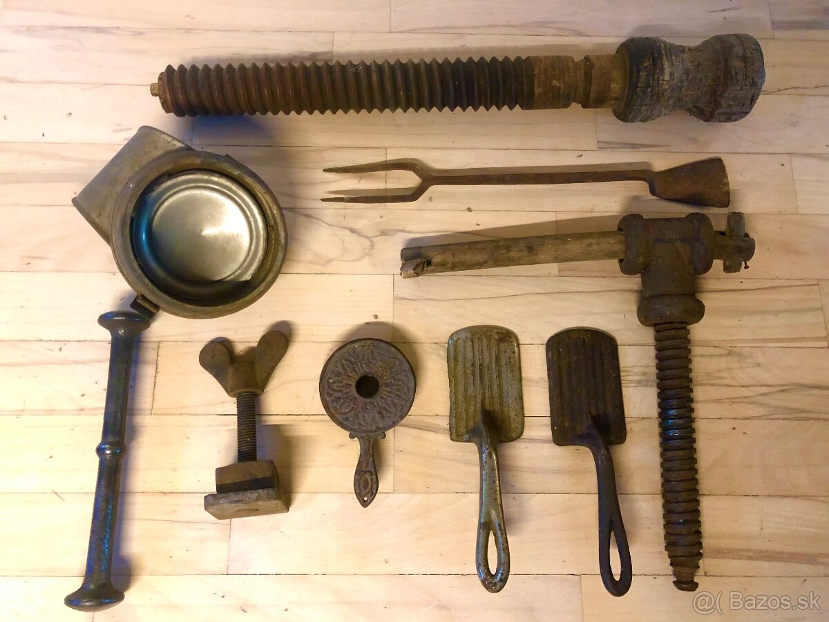 Mix starych kovovych a drevenych veci