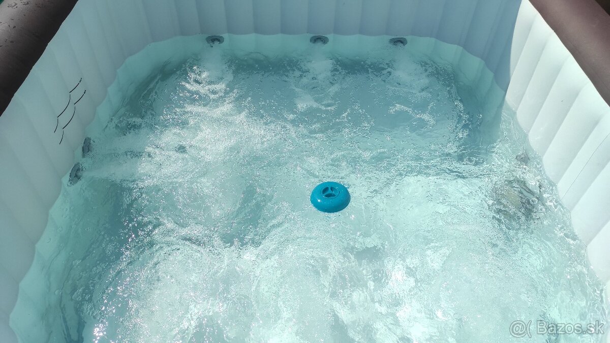 Nafukovacia hydromasážna vírivka Layzspa Maldives