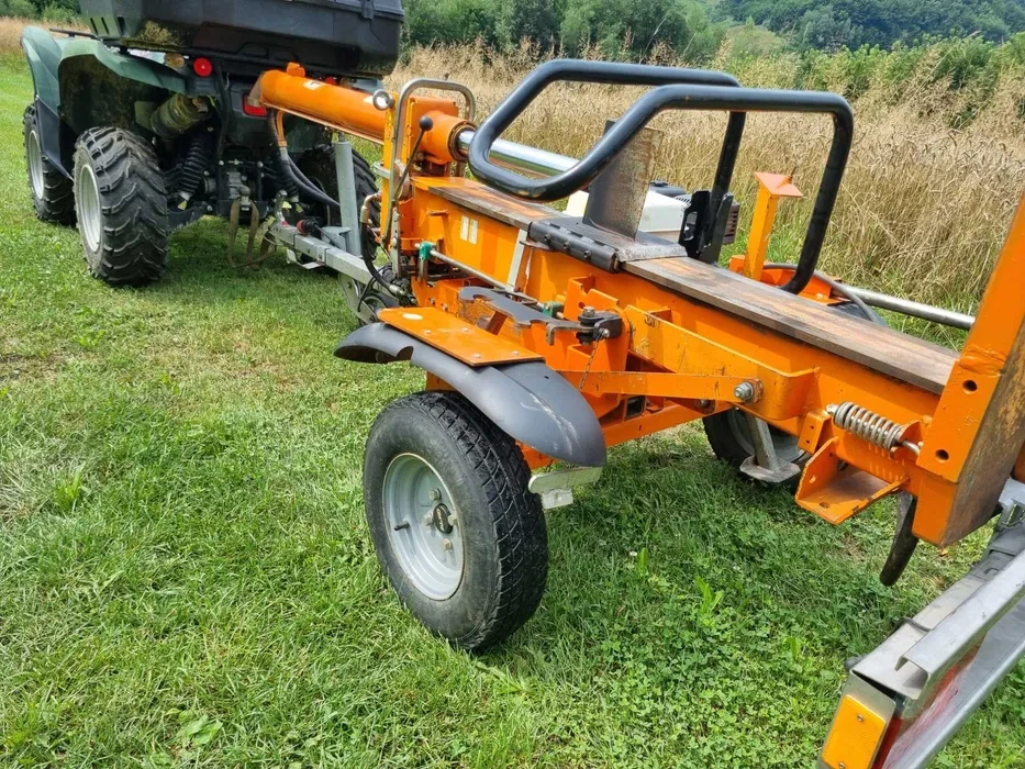 Štiepačka dreva štiepkovač spaľovací príves 20 ton Andrea Wł