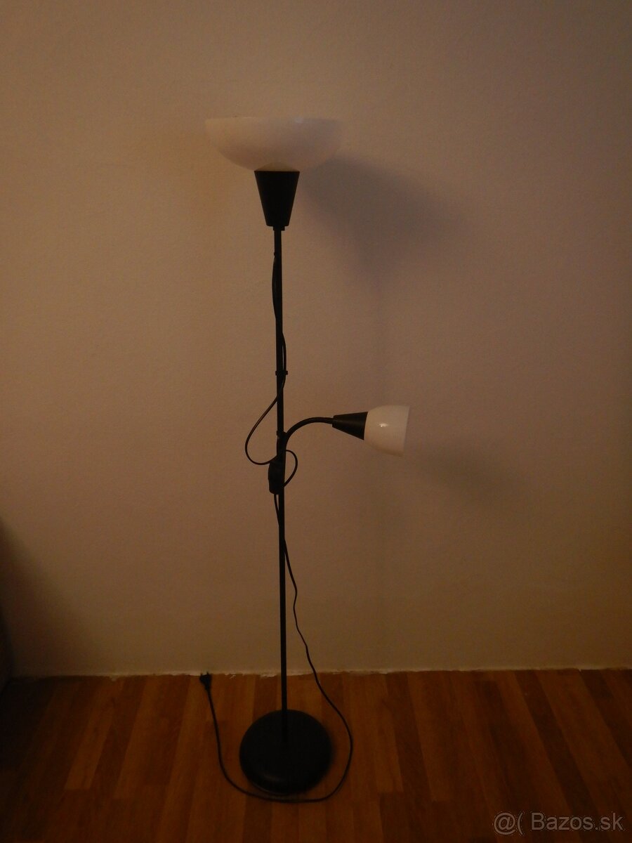 stojaca lampa