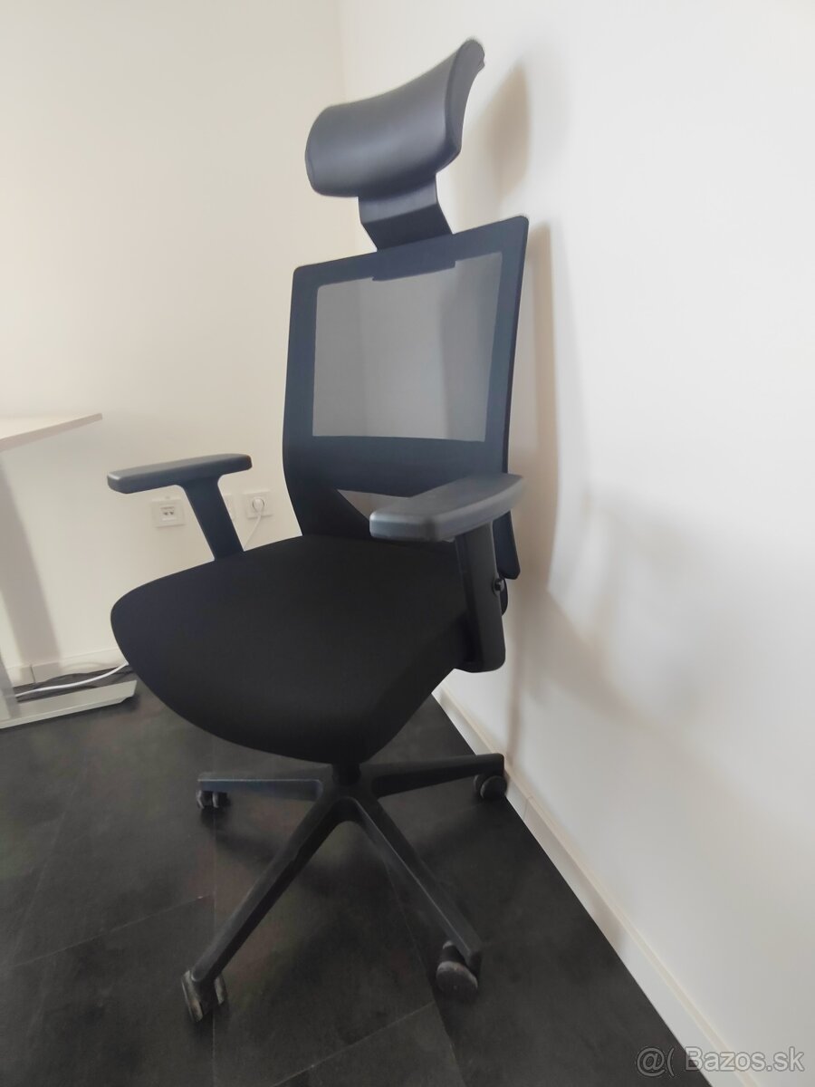 Kancelárska stolička – čierna, výškovo nastaviteľná (104–124