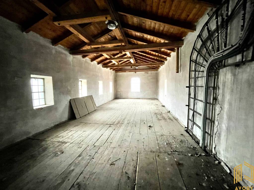 NA PREDAJ 4 - PODLAŽNÁ BUDOVA, POZEMOK 1515m2, GBELY