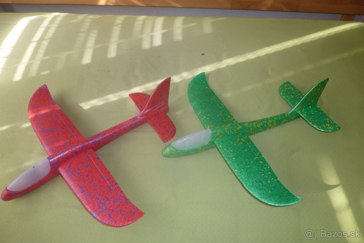 Väčšie lietadlá pre menšie deti- zelené, červené