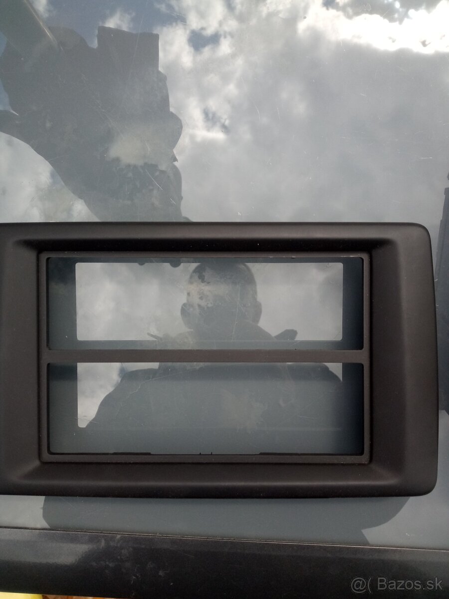 Predám rámik + šuflík Dacia Duster