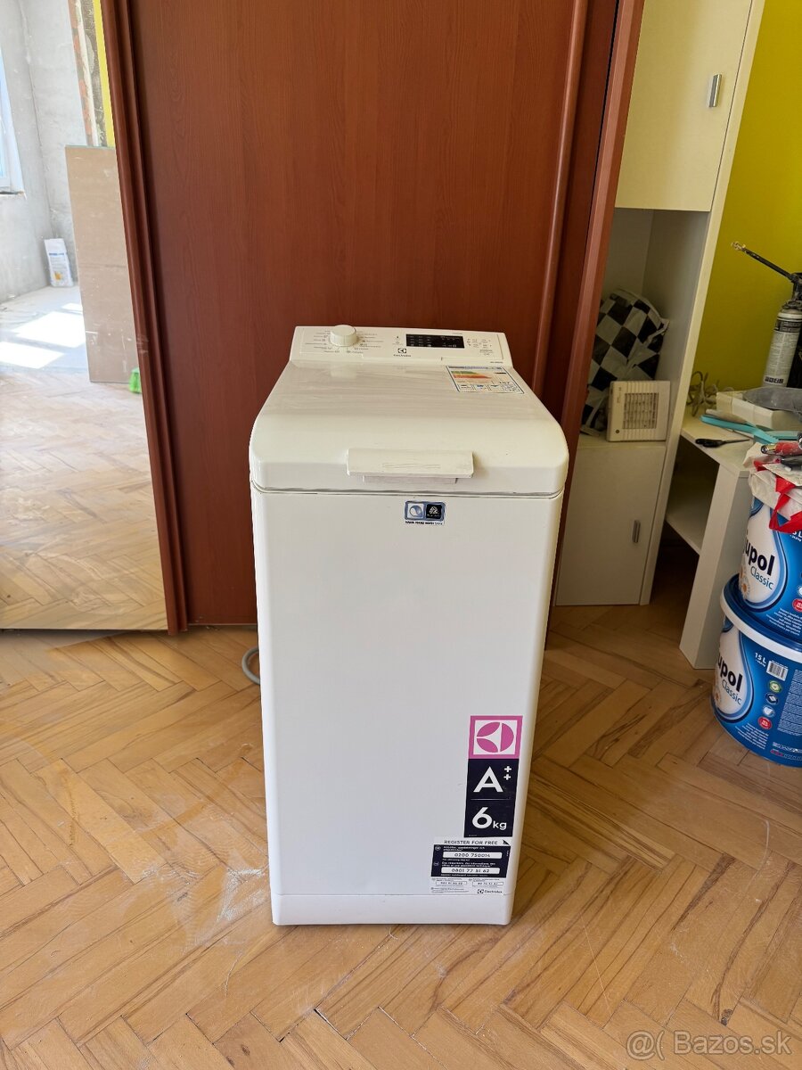 Vrchom plnená práčka