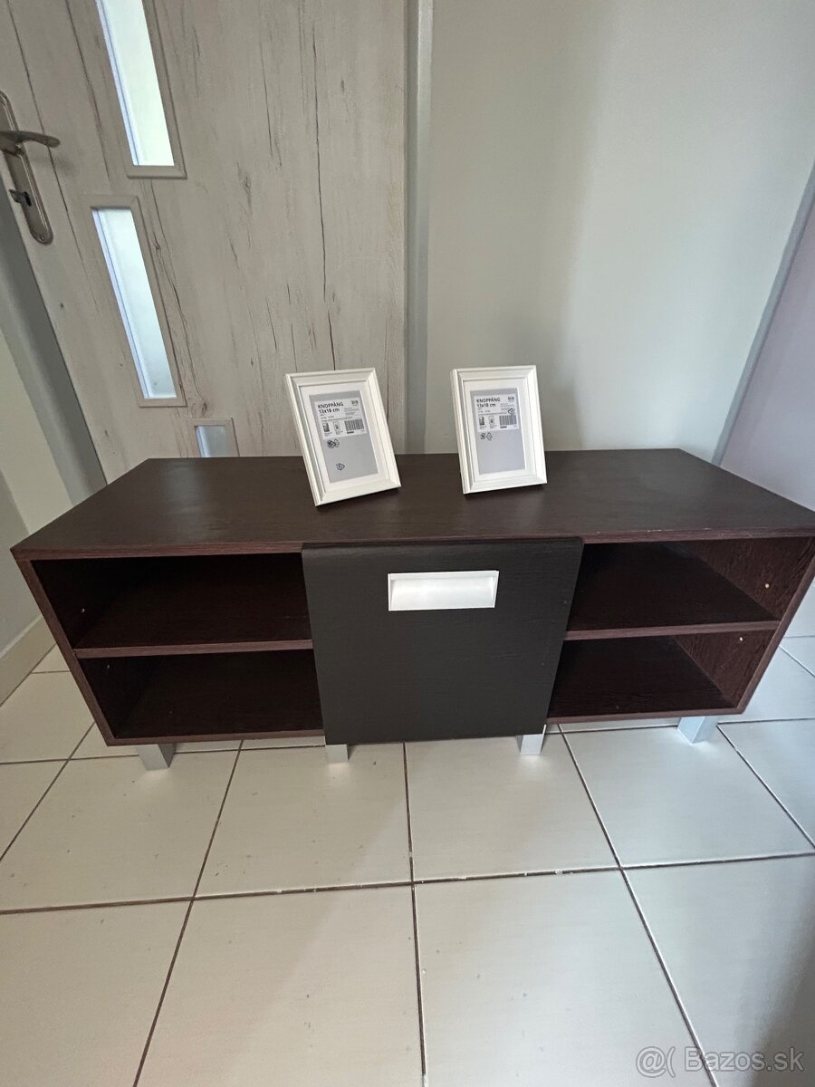 Stolík pod tv