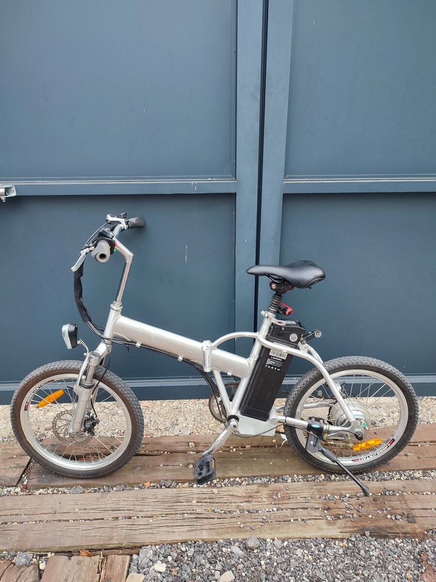 Skladací elektrický bicykel